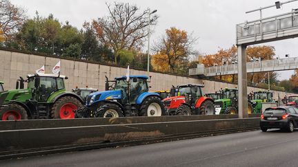 Des agriculteurs bloquent le périphérique intérieur avec des tracteurs, à Paris, le 27 novembre 2019. (FRÉDÉRIC BENOT / FRANCE-INFO)