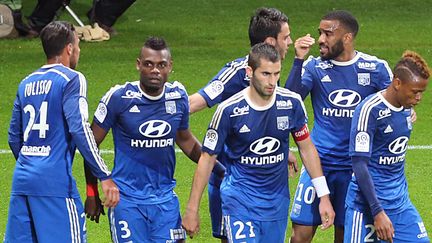 Les Lyonnais c&eacute;l&egrave;brent le but marqu&eacute; contre Reims par Clinton Njie, le 26 avril 2015 &agrave; Reims. (FRANCOIS NASCIMBENI / AFP)