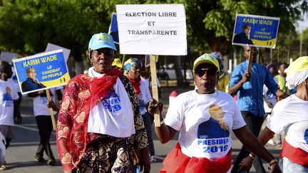 Des partisans de Karim Wade manifestent pour un scrutin "libre et transparent", à Dakar, le 28 décembre 2018. (SEYLLOU / AFP)