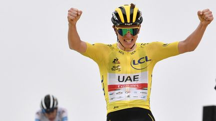 Tadej Pogacar a encore dominé la concurrence, au sommet du col du Portet, le 14 juillet 2021. (PHILIPPE LOPEZ / AFP)