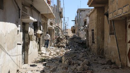 Dans la banlieue Damas (Syrie) après un bombardement, le 31 mars. (MUHAMMED KHAIR / ANADOLU AGENCY / AFP)