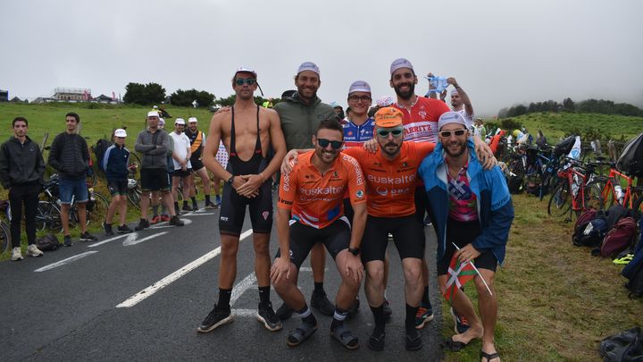 Ambiance bon enfant dans la côte de Jaizkibel, sur la 2e étape du Tour de France 2023. (Hortense Leblanc)