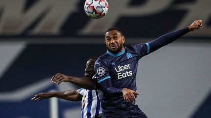 Jordan Amavi au duel avec Moussa Marega, le 3 novembre 2020, lors du match Porto-Marseille, à Porto (Portugal). (CARLOS COSTA / AFP)