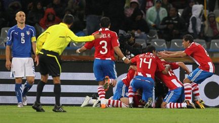 Les Paraguayens célèbrent leur but contre l'Italie (KARIM JAAFAR / AFP)