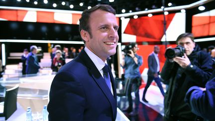 Emmanuel Macron, le candidat En Marche !, invité de "L'Emission politique" sur France, le jeudi 6 avril 2017. (ERIC FEFERBERG / AFP)