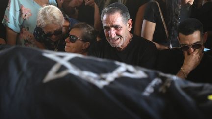 Relatives of Franco-Israeli Céline Ben David Nagar, during her funeral in Tel Aviv (Israel), October 17, 2023. (GIL COHEN MAGEN / AFP)