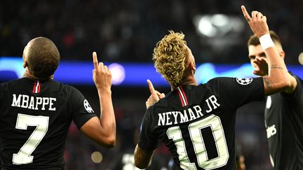 Le Brésilien Neymar et le Français Mbappé fêtent un but (FRANCK FIFE / AFP)