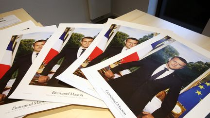 Les portraits officiels d'Emmanuel Macron, prêts à être distribués aux&nbsp;mairies du&nbsp;Doubs, le 25 juillet 2017.&nbsp; (MAXPPP)