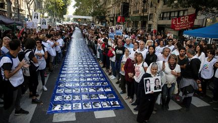 Des membres de l'association&nbsp;des Mères et Grands-mères de la place de Mai réclament justice.&nbsp; (EMILIANO LASALVIA / AFP)