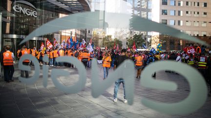 L'intersyndicale de Suez manifeste devant les locaux d'Engie, à Courbevoie (Hauts-de-Seine), le 22 septembre 2020, pour s'opposer au projet de vente à Véolia des parts d'Engie dans Suez. (ROMUALD MEIGNEUX / SIPA)