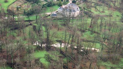 Une vue aérienne du parc du château de Versailles, le 28 décembre 1999, après le passage de la tempête "Lothar". (FRANCOIS GUILLOT / AFP)