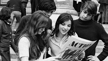 13 Juin 68 : Etudiants dans la cour de la Sorbonne lisent le journal "Action"
 (SIPAHIOGLU/SIPA)