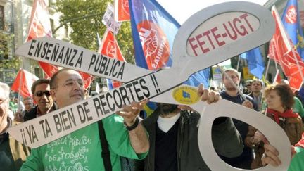 Les ciseaux, l'illustration des coupes budgétaires dans l'éducation. (DOMINIQUE FAGET / AFP)