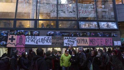 Des soutiens des migrants du Lycée Jean-Jaurès, le 4 mai 2016 à Paris. (GEOFFROY VAN DER HASSELT / AFP)