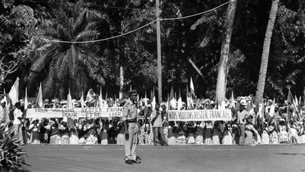 Une manifestation en1975 des membre du mouvement mahorais aux Comores, portant des banderoles "Nous voulons rester français" (AFP)