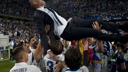 Zinedine Zidane porté en triomphe par ses joueurs du Real Madrid après le titre de champion d'Espagne 2016-2017 (SERGIO CAMACHO / AFP)