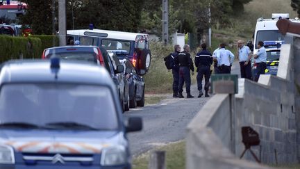 Des gendarmes pr&egrave;s du lieu o&ugrave; trois adolescents ont p&eacute;ri dans une explosion accidentelle au Bas-en-Besset (Haute-Loire), le 13 juin 2015. (MAXPPP)