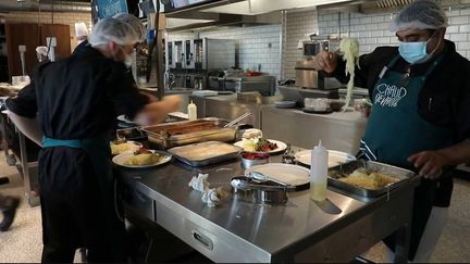 Une nouvelle école de cuisine s'est installée au milieu du marché de Rungis. On y apprend les bons gestes en cuisine et l'art de la table.&nbsp; (France 2)