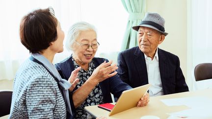 Il y a de moins en moins de foyers intergénérationnels au Japon (photo d'illustration). (YOSHIYOSHI HIROKAWA / DIGITAL VISION)