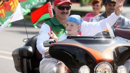 Kolia aime la moto. Le 18 juillet 2009, il a enfourché une Harley à Minsk avec son dictateur de père. Quel bonheur ! Pour certains Biélorusses, le comportement du président Loukachenko à l'égard de son fils n'est pas «normal». A les écouter, cela pourrait avoir des conséquences psychologiques désastreuses pour l'enfant. Le père affirme qu’il envoie son rejeton dans une école ordinaire de village. Reste une dernière question : Alexandre prépare-t-il son fils à régner ? Ou s’efforce-t-il de suivre les conseils de communication donnés par le réalisateur britannique Timothy Bell, embauché en 2008 pour adoucir son image autoritaire ?
 (AFP PHOTO - BELTA - Andrei Stasevich  )