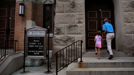 Des paroissiens arrivent à l'église Saint Patrick, à York (Pennsylvanie), le 18 août 2018. (CARLOS BARRIA / REUTERS)