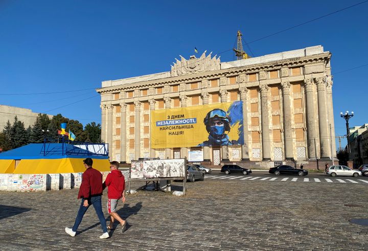 Passers-by in front of the headquarters of the regional administration in Kharkiv (Ukraine), September 8, 2023. (FABIEN MAGNENOU / FRANCEINFO)