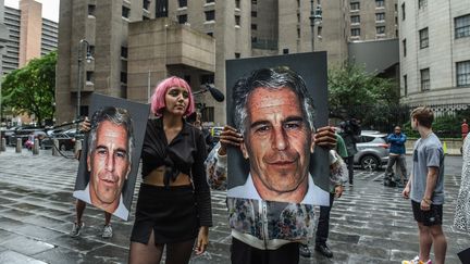 Des femmes manifestent en brandissant des portraits de Jeffrey Epstein, financier américain accusé de trafic sexuel et d'agressions sexuelles sur mineures, le 8 juillet 2019 à New York. (STEPHANIE KEITH / GETTY IMAGES NORTH AMERICA / AFP)