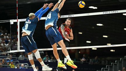 Earvin Ngapeth et Nicolas Le Goff face à une attaque allemande lors du quart de finale du tournoi olympique le 5 août à l'Arena Paris Sud. (NATALIA KOLESNIKOVA / AFP)