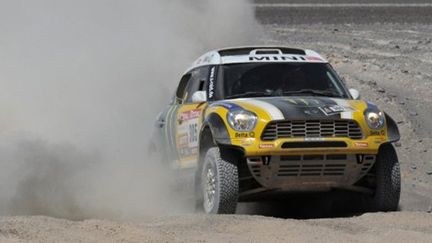 Victorieux en moto en 2004, Nani Roma (Mini) a pris la 2e place du Dakar 2012 sur quatre roues (PHILIPPE DESMAZES / AFP)