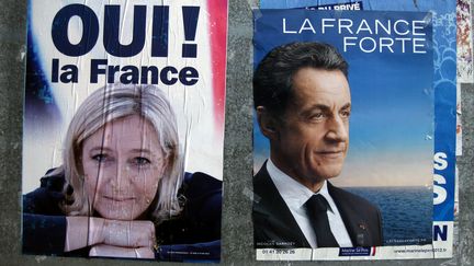 Des affiches de campagne, en avril 2012 &agrave; L'Ile-Rousse (Haute-Corse). (PATRICK KOVARIK / AFP)