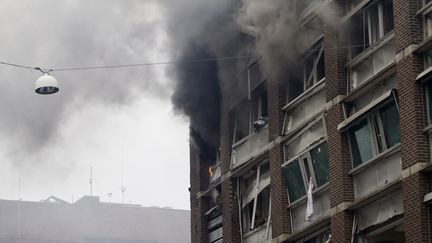 Un nuage de fum&eacute;e s'&eacute;chappe &agrave; partir des fen&ecirc;tres d'un b&acirc;timent du gouvernement &agrave; Oslo (Norv&egrave;ge) apr&egrave;s l'attentat de Anders Behring Breivik&nbsp; qui a secou&eacute; la capitale norv&eacute;gienne le 22 Juillet, 2011. (THOMAS WINJE OEIJORD / AFP)