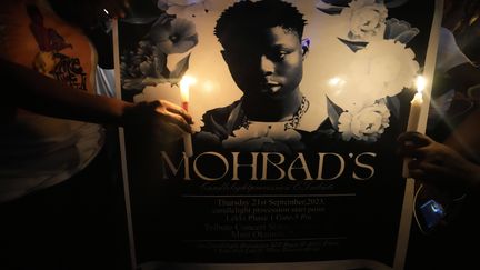 Des personnes tiennent des bougies pendant une minute de silence lors d'une manifestation dans un parc de Lagos, au Nigeria, le jeudi 21 septembre 2023, pour demander justice après la mort mystérieuse de la jeune star de l'afrobeat Mohbad. (SUNDAY ALAMBA/AP/SIPA / SIPA)