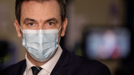 Le ministre de la Santé Olivier Véran visite iun centre de stockage de vaccin contre le Covid-19 à Chanteloup-en-Brie le 22 décembre 2020. (GEOFFROY VAN DER HASSELT / AFP)