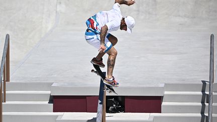 Aurélien Giraud pendant les qualifications du skateboard, dimanche 25 juillet, à Tokyo. (JEFF PACHOUD / AFP)