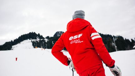 Un moniteur de ski ESF, le 19 décembre 2020 à Chatel. (MARIE MAGNIN / HANS LUCAS / AFP)