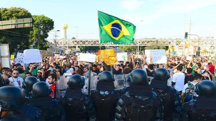 Les Brésiliens manifestent devant les troupes d'élite (TASSO MARCELO / AFP)