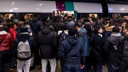 Grèves : des blocages et des tensions dans les transports