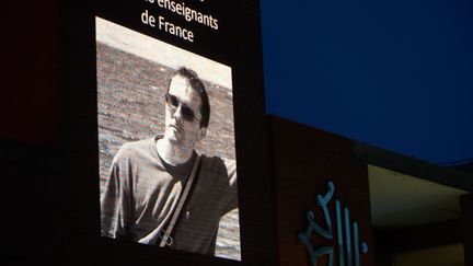 Une photo de Samuel Paty projetée sur la façade du Conseil régional de la région Occitanie, le 21 octobre 2020 à Toulouse (Haute-Garonne).&nbsp; (ALAIN PITTON / NURPHOTO / AFP)