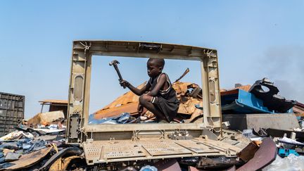 Un&nbsp;"burner boy" dans la décharge d'Agbogbloshie au Ghana. (MUNTAKA CHASANT/SOLENT NE/SIPA)