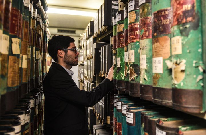 Raphaël Baumard, conservateur du patrimoine, parmi les documents des Archives du monde du travail, à Roubaix.
 (DENIS CHARLET / AFP)