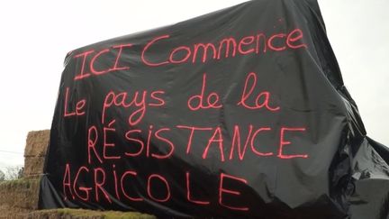 C’est une opération coup de poing pour les agriculteurs : ils ont bloqué l’autoroute A64, vendredi 19 janvier. Des syndicats prévoient même l’organisation de plusieurs actions partout en France, jeudi 25 janvier. Ils dénoncent un manque de considération des politiques françaises et européennes. (franceinfo)