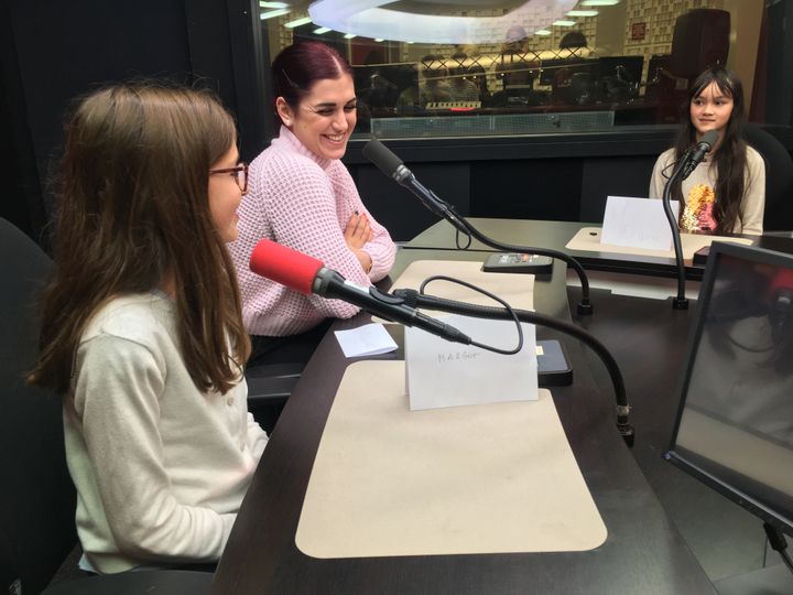 Ces élèves de&nbsp;CM2 ont enregistré leur émission avec Tamara Horacek, joueuse de handball, depuis un studio de Radio France, lors d'un atelier "La rédaction de franceinfo junior". (FRANCEINFO / RADIOFRANCE)