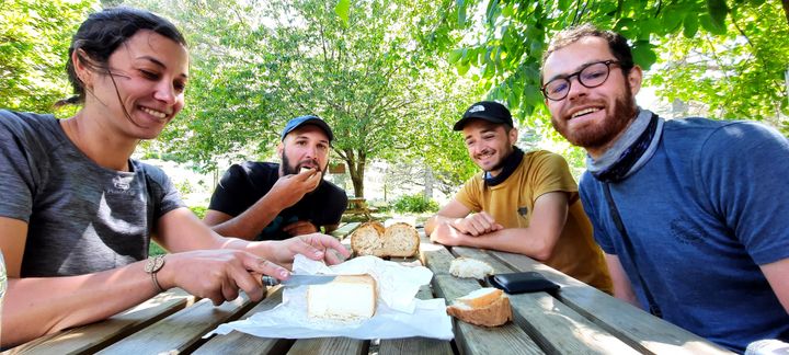 Emile, Antoine, Mélanie et Vincent sont devenus amis sur le chemin du GR 20. Chacun a des raisons très personnelles de s'être lancé ce défi.&nbsp; (BENJAMIN ILLY / RADIO FRANCE)