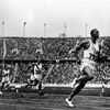 Le sprinteur américain Jesse Owens lors des JO de 1936 (ANN RONAN PICTURE LIBRARY / AFP)