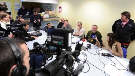 Les représentants CFDT de SeaFrance donnent une conférence de presse, le 6 janvier 2012, à Calais. (DENIS CHARLET / AFP)