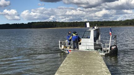 Les plongeurs ont retrouvé le corps de l'adolescent dans le lac. ( KAREN BERTAIL / MAXPPP)