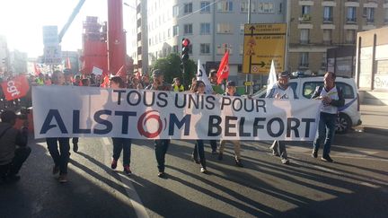 Les salariés d'Alstom Belfort arrivent devant le siège du groupe à Saint-Ouen le 27 septembre 2016 (Jérôme Jadot / Radio France)