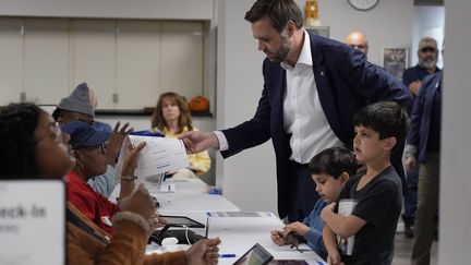 J.D. Vance, le colistier du candidat républicain Donald Trump, lors de son vote à Cincinnati, le 5 novembre 2024 dans l'Etat de l'Ohio. (CAROLYN KASTER / AP)