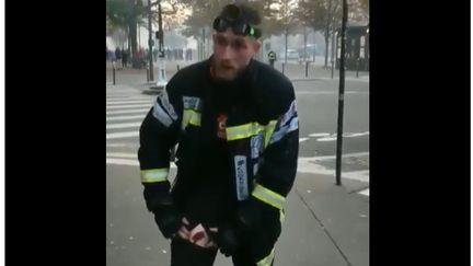 Un homme se présentant comme pompier affirme avoir été blessé par un tir "à bout portant" de la part d'un "CRS", lors de la manifestation des soldats du feu, le 15 octobre 2019 à Paris. (CERVEAUX NON DISPONIBLES / TWITTER)