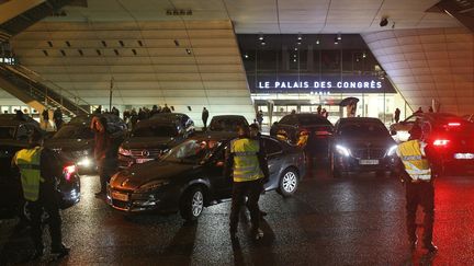 Des chauffeurs de VTC manifestent devant le Palais des Congrès de Paris, porte Maillot, le 11 février 2016.&nbsp; (MATTHIEU ALEXANDRE / AFP)